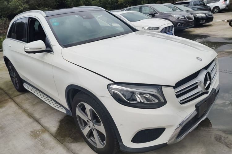 Used Mercedes-Benz GLC 2016 GLC 260 4MATIC Luxury Model Front Right 45 Deg