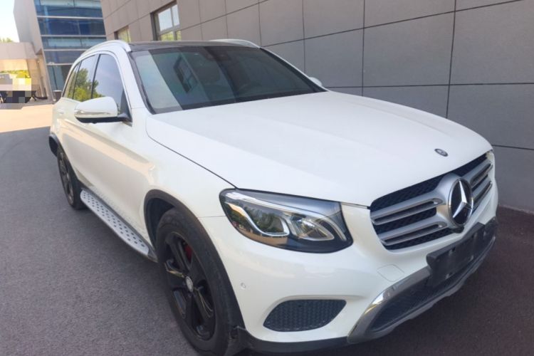 Used Mercedes-Benz GLC 2016 GLC 260 4MATIC Luxury Model Front Right 45 Deg