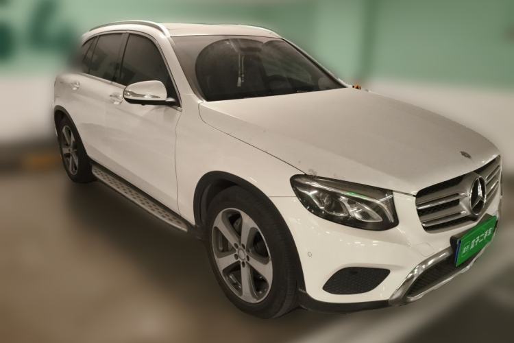 Used Mercedes-Benz GLC 2016 GLC 260 4MATIC Luxury Model Front Right 45 Deg
