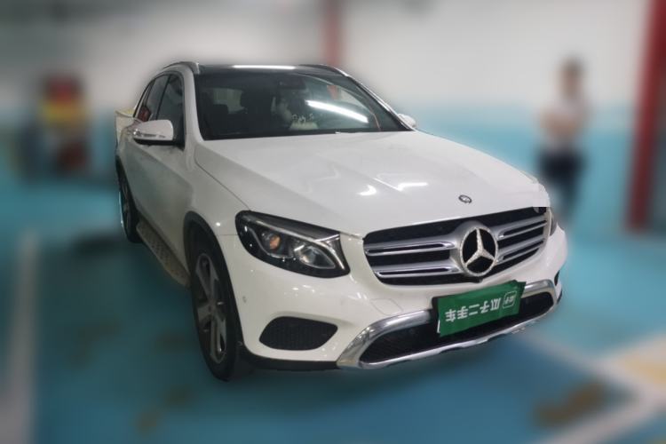 Used Mercedes-Benz GLC 2016 GLC 260 4MATIC Luxury Model Front Right 45 Deg