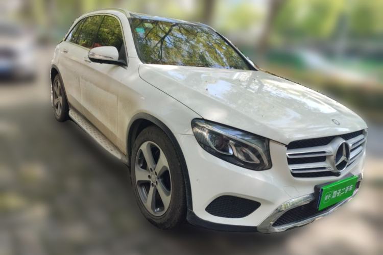 Used Mercedes-Benz GLC 2016 GLC 260 4MATIC Luxury Model Front Right 45 Deg