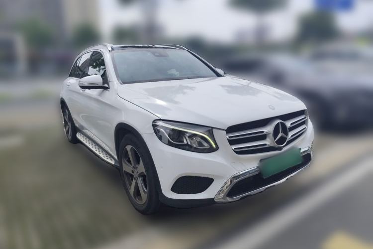 Used Mercedes-Benz GLC 2016 GLC 260 4MATIC Luxury Model Front Right 45 Deg