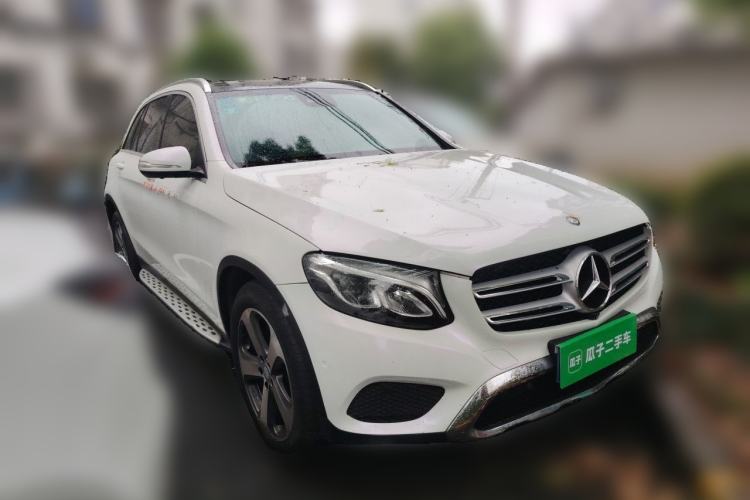 Used Mercedes-Benz GLC 2016 GLC 260 4MATIC Luxury Model Front Right 45 Deg