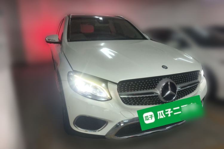 Used Mercedes-Benz GLC 2016 GLC 260 4MATIC Luxury Model Front Right 45 Deg