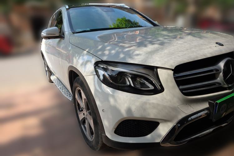 Used Mercedes-Benz GLC 2016 GLC 260 4MATIC Luxury Model Front Right 45 Deg