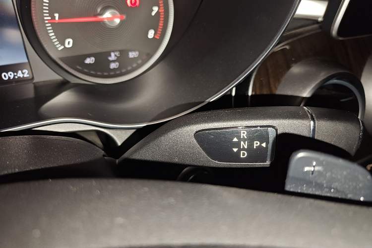 Used Mercedes-Benz GLC 2016 GLC 260 4MATIC Dynamic Edition Gear Lever