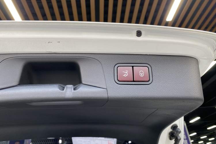 Used Mercedes-Benz GLC 2016 GLC 200 4MATIC Interior 1