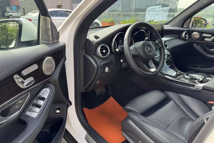 Used Mercedes-Benz GLC 2016 GLC 260 4MATIC Dynamic Edition Interior 1