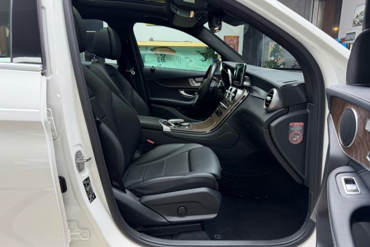 Used Mercedes-Benz GLC 2016 GLC 300 4MATIC Dynamic Model Interior 10