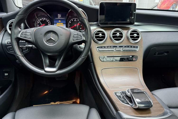 Used Mercedes-Benz GLC 2016 GLC 300 4MATIC Dynamic Model Interior 3