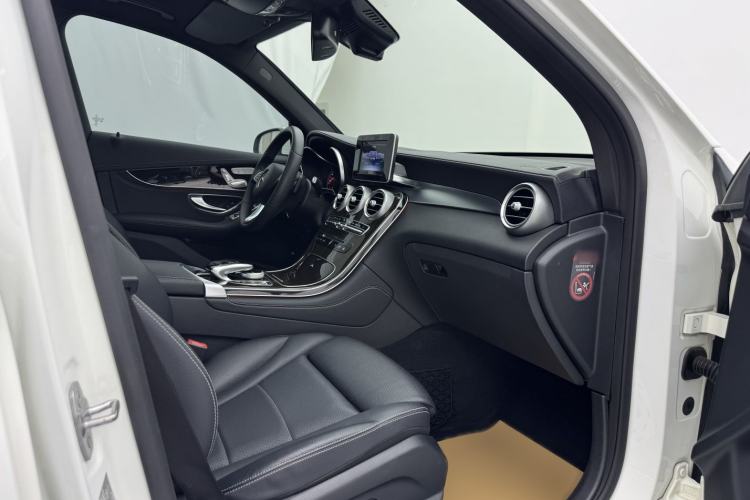 Used Mercedes-Benz GLC 2016 GLC 260 4MATIC Luxury Model Interior 3