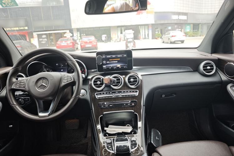 Used Mercedes-Benz GLC 2016 GLC 260 4MATIC Luxury Model Interior 3