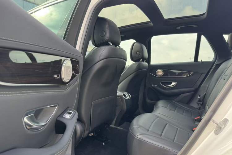 Used Mercedes-Benz GLC 2016 GLC 260 4MATIC Dynamic Edition Interior 3