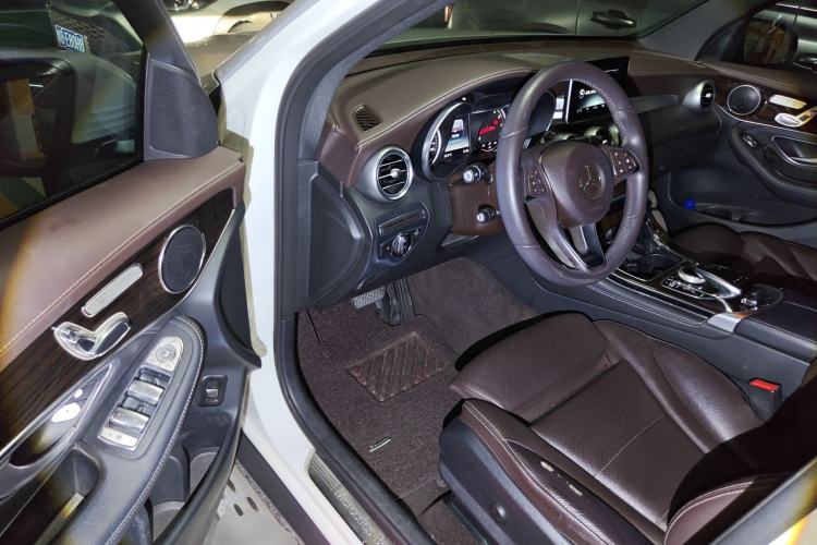 Used Mercedes-Benz GLC 2016 GLC 260 4MATIC Dynamic Edition Interior 3