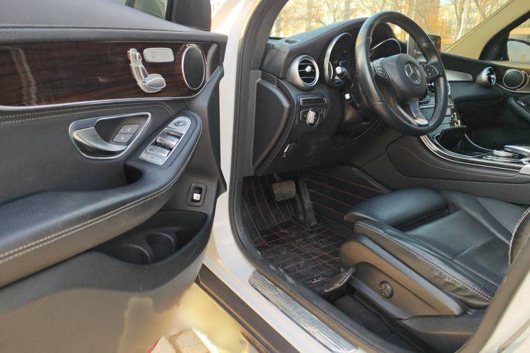 Used Mercedes-Benz GLC 2016 GLC 260 4MATIC Dynamic Edition Interior 4