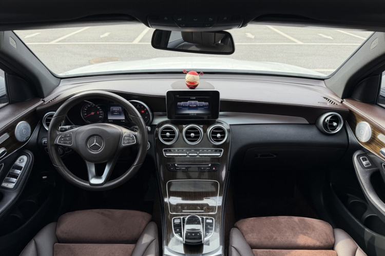 Used Mercedes-Benz GLC 2016 GLC 260 4MATIC Luxury Model Interior 4