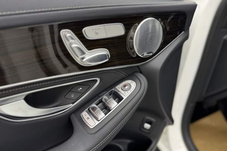 Used Mercedes-Benz GLC 2016 GLC 260 4MATIC Luxury Model Interior 9