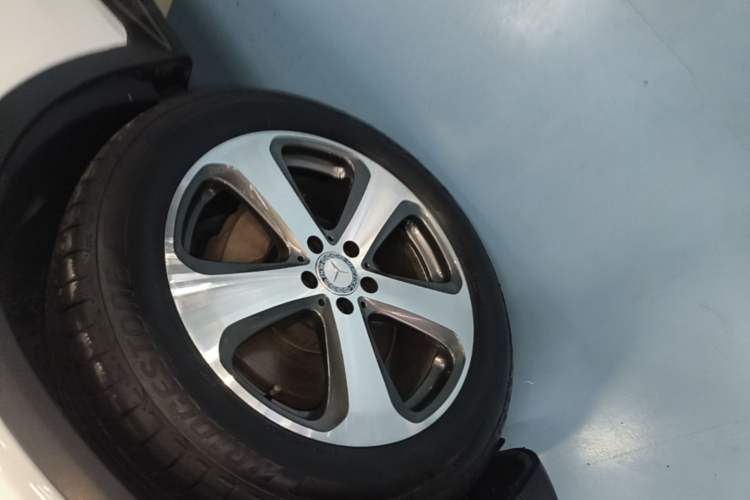 Used Mercedes-Benz GLC 2016 GLC 300 4MATIC Dynamic Model Left Front Wheel Hub