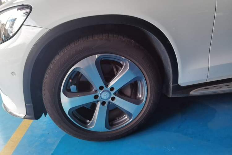 Used Mercedes-Benz GLC 2016 GLC 300 4MATIC Dynamic Model Left Front Wheel Hub