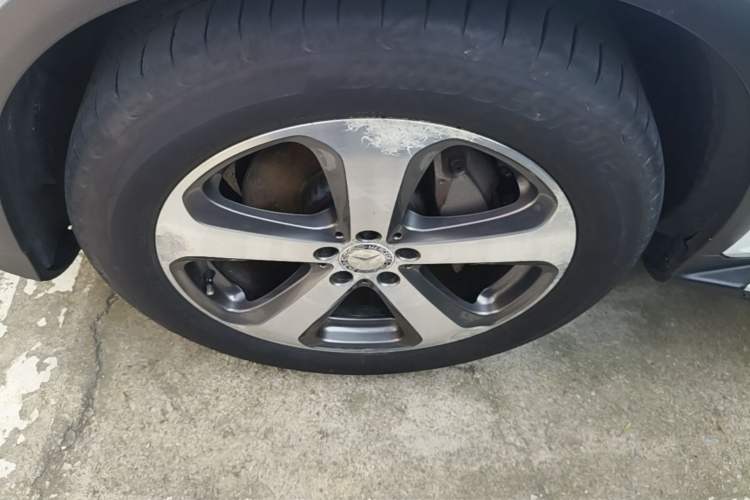 Used Mercedes-Benz GLC 2016 GLC 300 4MATIC Dynamic Model Left Front Wheel Hub
