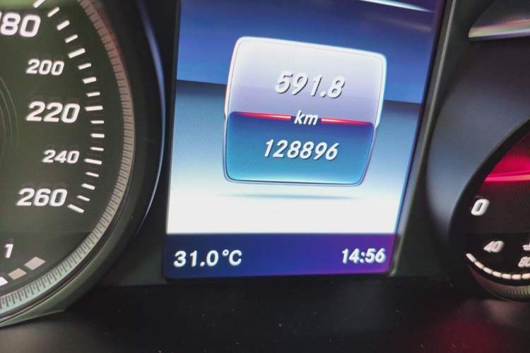 Used Mercedes-Benz GLC 2016 GLC 260 4MATIC Dynamic Edition Odometer Close Up