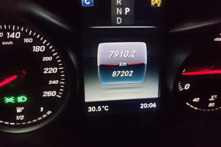 Used Mercedes-Benz GLC 2016 GLC 260 4MATIC Dynamic Edition Odometer Close Up