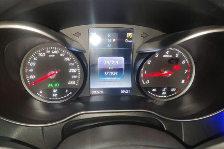 Used Mercedes-Benz GLC 2016 GLC 200 4MATIC Odometer Close Up