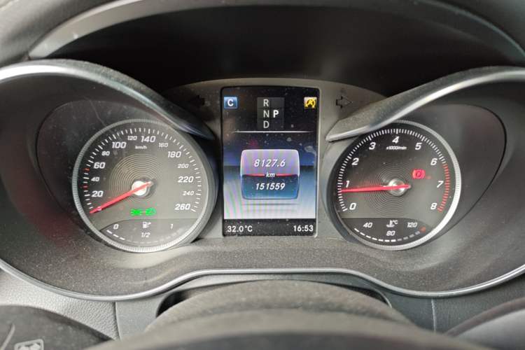 Used Mercedes-Benz GLC 2016 GLC 260 4MATIC Dynamic Edition Odometer Close Up