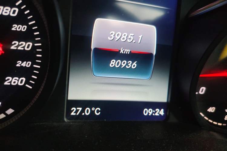 Used Mercedes-Benz GLC 2016 GLC 260 4MATIC Dynamic Edition Odometer Close Up