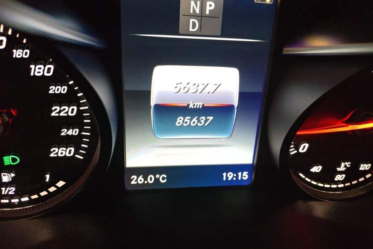 Used Mercedes-Benz GLC 2016 GLC 260 4MATIC Luxury Model Odometer Close Up
