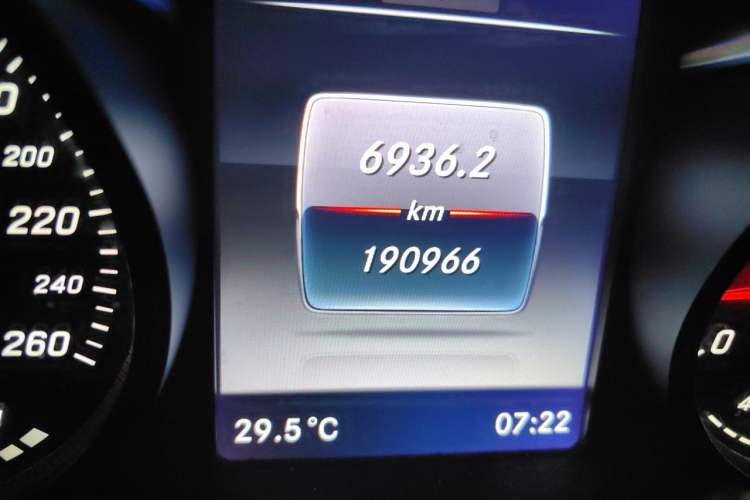 Used Mercedes-Benz GLC 2016 GLC 200 4MATIC Odometer Close Up