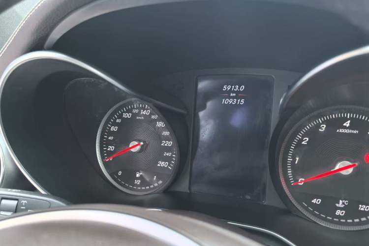 Used Mercedes-Benz GLC 2016 GLC 260 4MATIC Luxury Model Odometer Close Up
