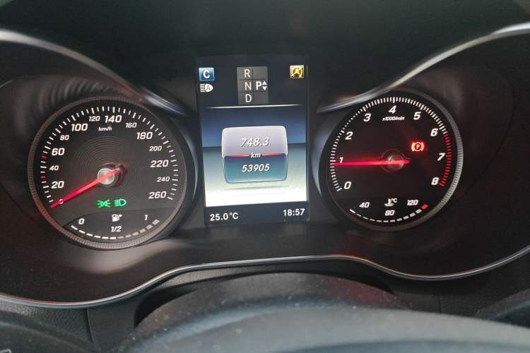 Used Mercedes-Benz GLC 2016 GLC 300 4MATIC Dynamic Model Odometer Close Up