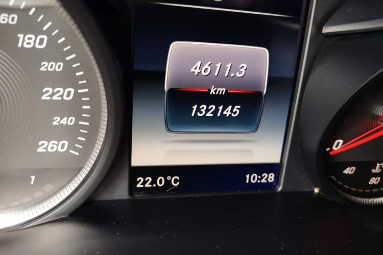 Used Mercedes-Benz GLC 2016 GLC 260 4MATIC Dynamic Edition Odometer Close Up