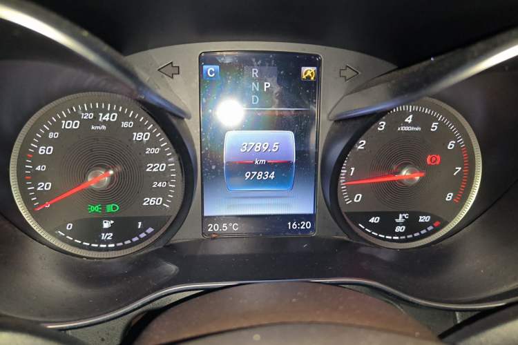 Used Mercedes-Benz GLC 2016 GLC 260 4MATIC Dynamic Edition Odometer Close Up