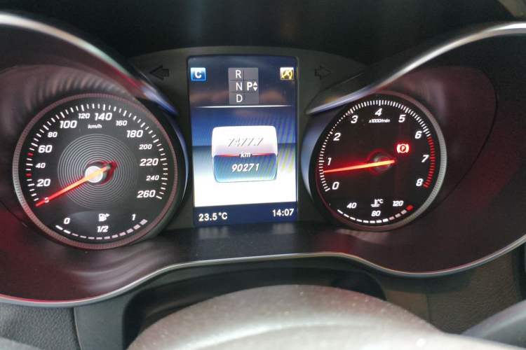 Used Mercedes-Benz GLC 2016 GLC 260 4MATIC Luxury Model Odometer Close Up