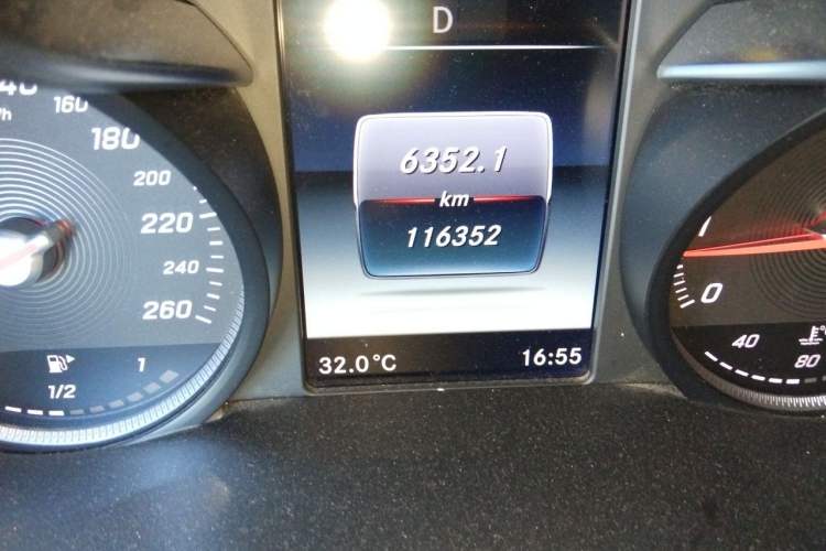 Used Mercedes-Benz GLC 2016 GLC 260 4MATIC Luxury Model Odometer Close Up
