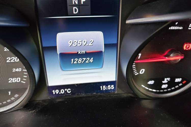 Used Mercedes-Benz GLC 2016 GLC 260 4MATIC Luxury Model Odometer Close Up
