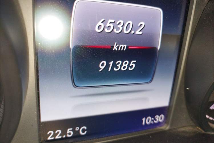 Used Mercedes-Benz GLC 2016 GLC 260 4MATIC Luxury Model Odometer Close Up