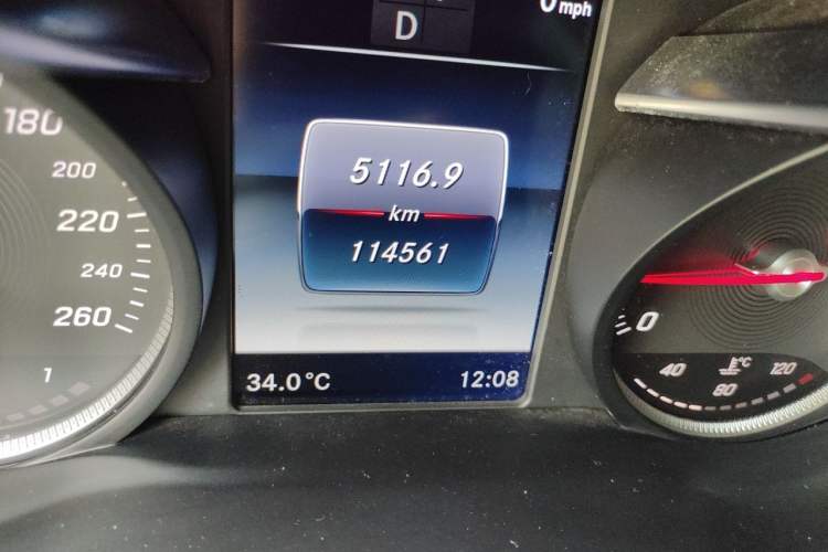 Used Mercedes-Benz GLC 2016 GLC 260 4MATIC Dynamic Edition Odometer Close Up