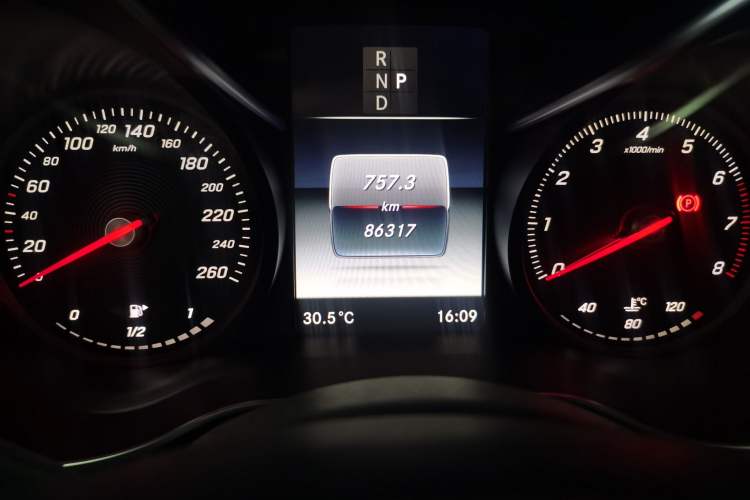 Used Mercedes-Benz GLC 2016 GLC 200 4MATIC Odometer Close Up