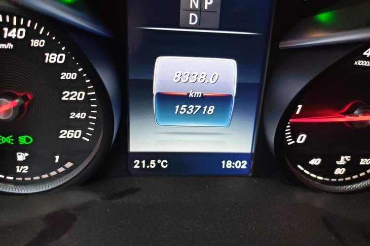 Used Mercedes-Benz GLC 2016 GLC 260 4MATIC Dynamic Edition Odometer Close Up