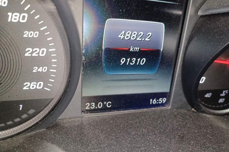 Used Mercedes-Benz GLC 2016 GLC 260 4MATIC Dynamic Edition Odometer Close Up