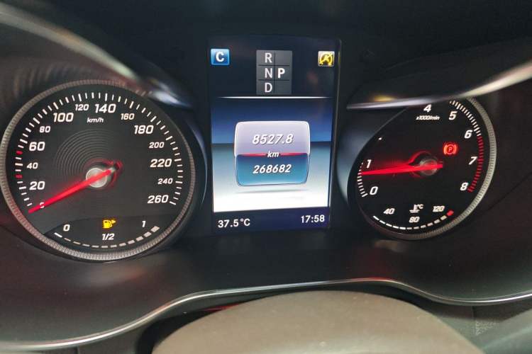 Used Mercedes-Benz GLC 2016 GLC 260 4MATIC Dynamic Edition Odometer Close Up