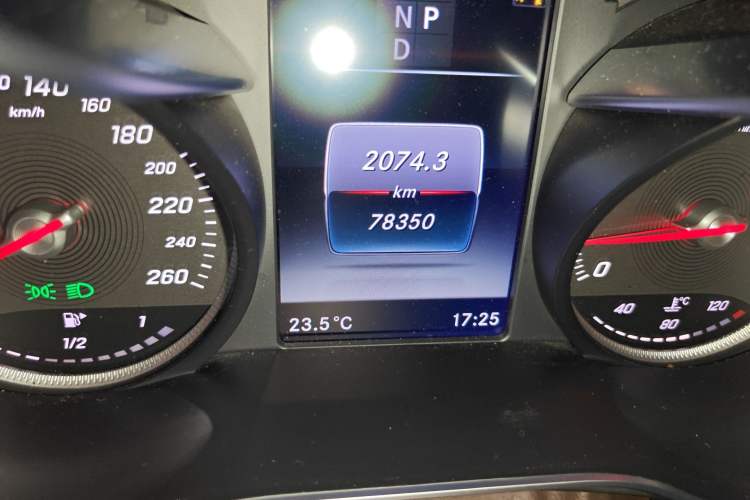Used Mercedes-Benz GLC 2016 GLC 260 4MATIC Dynamic Edition Odometer Close Up