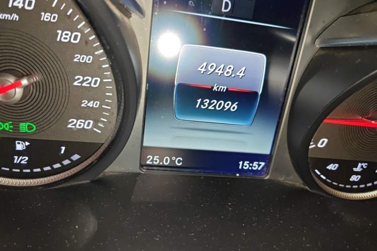 Used Mercedes-Benz GLC 2016 GLC 260 4MATIC Dynamic Edition Odometer Close Up