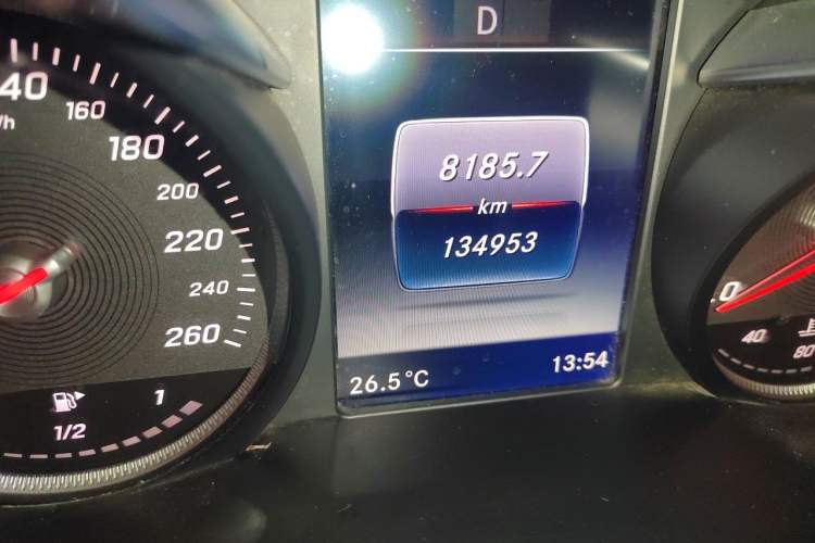 Used Mercedes-Benz GLC 2016 GLC 260 4MATIC Luxury Model Odometer Close Up