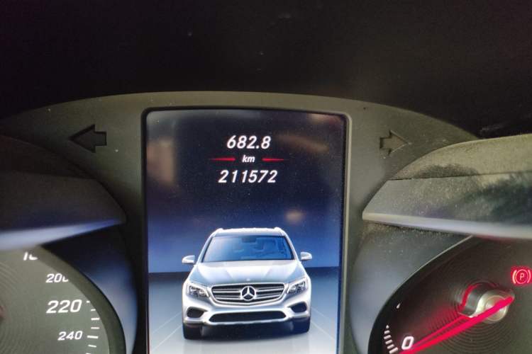 Used Mercedes-Benz GLC 2016 GLC 260 4MATIC Luxury Model Odometer Close Up