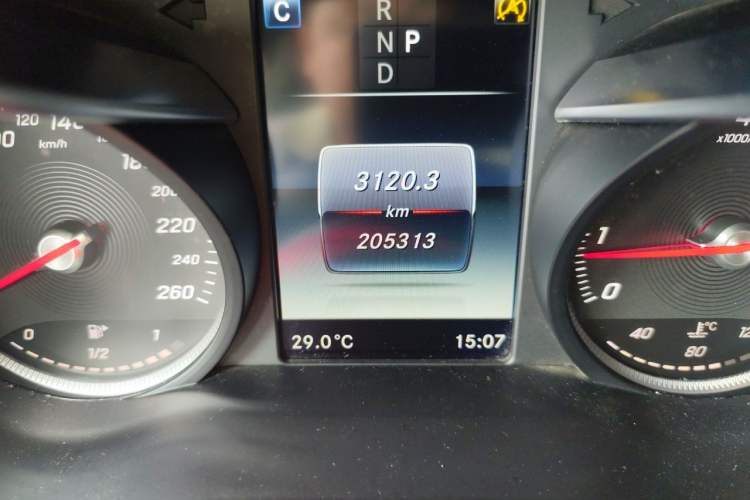 Used Mercedes-Benz GLC 2016 GLC 260 4MATIC Luxury Model Odometer Close Up