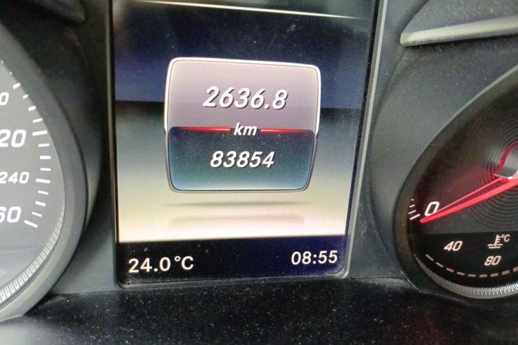 Used Mercedes-Benz GLC 2016 GLC 300 4MATIC Luxury Model Odometer Close Up